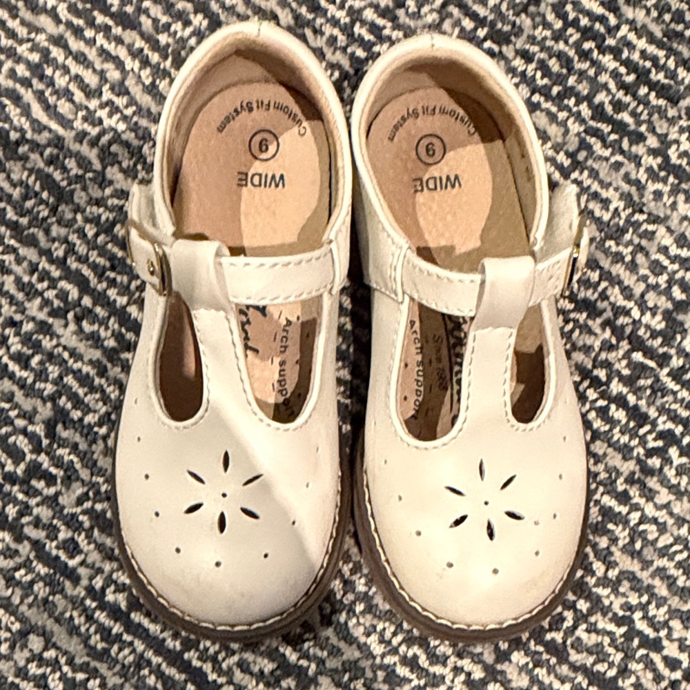 FootMates White Girls T-Strap Mary Jane Dress Shoes